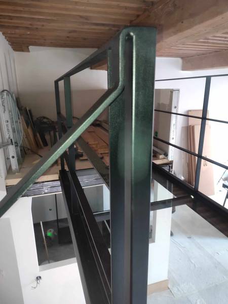 Escalier double quart tournant sur mesure avec passerelle vitrée sur Croix Rousse