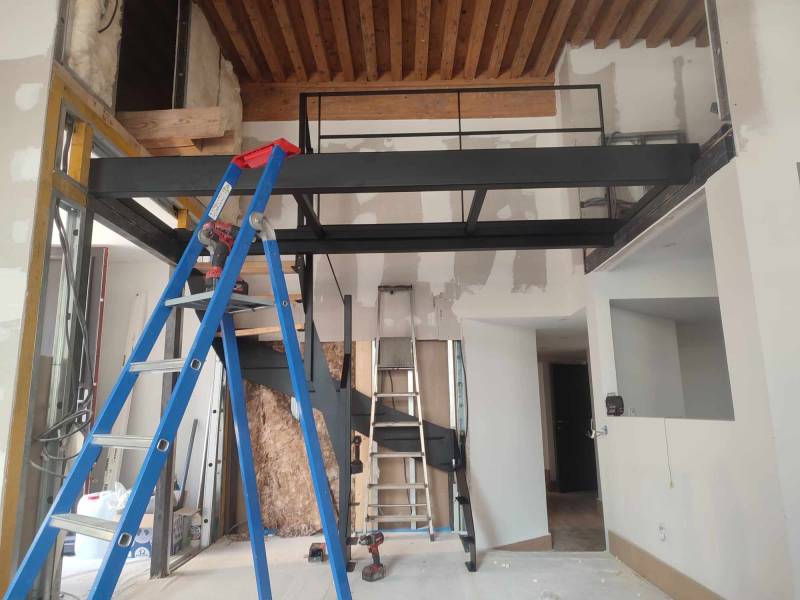 Escalier double quart tournant sur mesure avec passerelle vitrée sur Croix Rousse