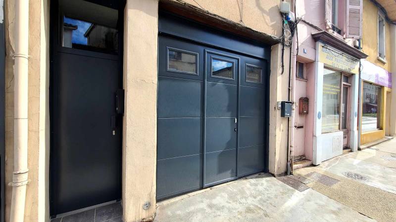 Fourniture et pose d'une porte sectionnelle sur mesure avec portillon intégré à Bourgoin-Jallieu (38300)