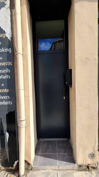 Fourniture et pose d'une porte sectionnelle sur mesure avec portillon intégré à Bourgoin-Jallieu (38300)