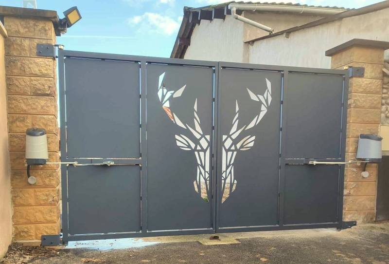 Installation portail acier deux battants avec motif cerf et motorisation Roger Technology – Chantier à Saint-Vulbas (01150)