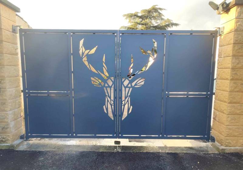 Installation portail acier deux battants avec motif cerf et motorisation Roger Technology – Chantier à Saint-Vulbas (01150)