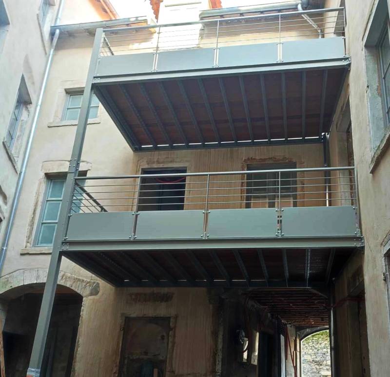 Fabrication et pose d'une double passerelles sur mesure sur la commune de Crémieu 38460