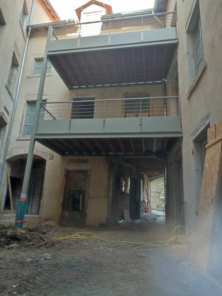 Fabrication et pose d'une double passerelles sur mesure sur la commune de Crémieu 38460