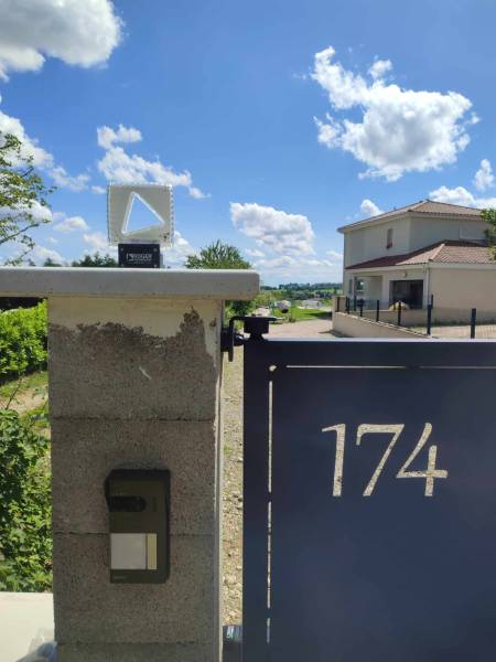 Portail sur mesure découpe laser, motorisé deux battants – Installation à Bourg-en-Bresse (01000)