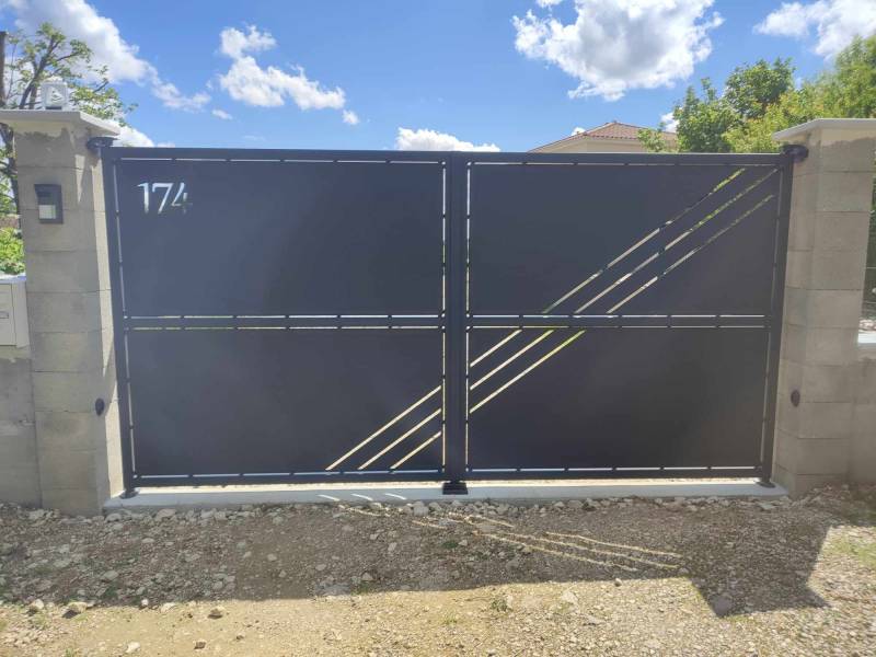Portail sur mesure découpe laser, motorisé deux battants – Installation à Bourg-en-Bresse (01000)