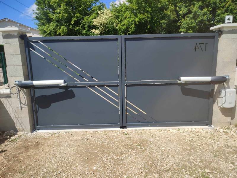Portail sur mesure découpe laser, motorisé deux battants – Installation à Bourg-en-Bresse (01000)