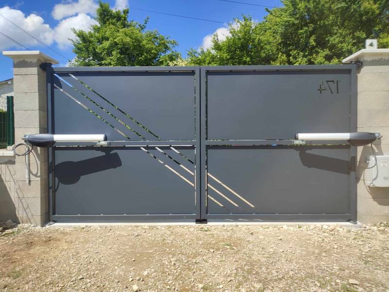 Portail sur mesure découpe laser, motorisé deux battants – Installation à Bourg-en-Bresse (01000)
