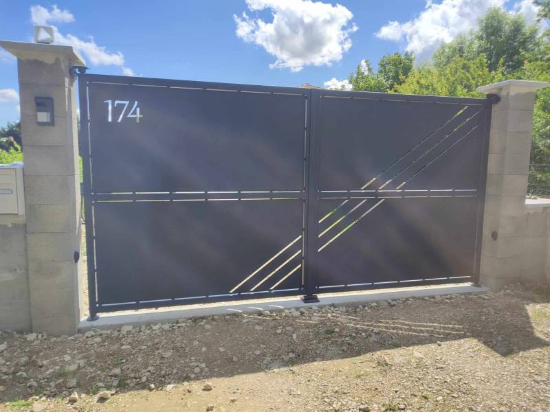 Portail sur mesure découpe laser, motorisé deux battants – Installation à Bourg-en-Bresse (01000)