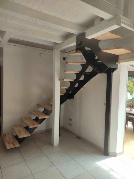 Création d'un escalier pour accès à une mezzanine à Saint Jean de Niost proche Ambérieu-en-Bugey