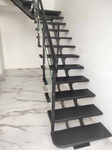 Création d'un escalier avec garde-corps en acier et verre à Meximieux 01800