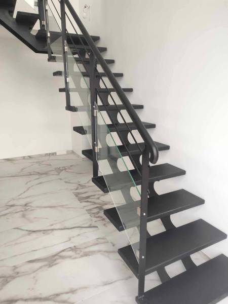 Création d'un escalier avec garde-corps en acier et verre à Meximieux 01800