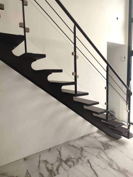 Création d'un escalier avec garde-corps en acier et verre à Meximieux 01800