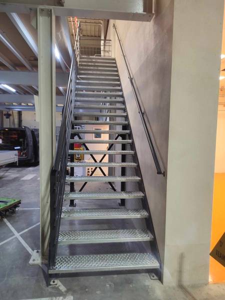 Fabrication et pose d'un escalier droit pour une entreprise sur Genas 69740