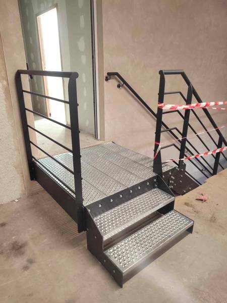 Fabrication et pose d'un escalier droit pour une entreprise sur Genas 69740