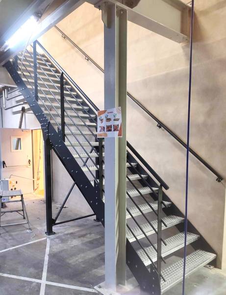 Notre zone d'activité pour ce service Fabrication sur mesure d’escalier intérieur en limon central avec marches bois adaptées à un style moderne par un artisan métallier