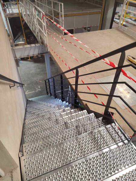 Fabrication et pose d'un escalier droit pour une entreprise sur Genas 69740