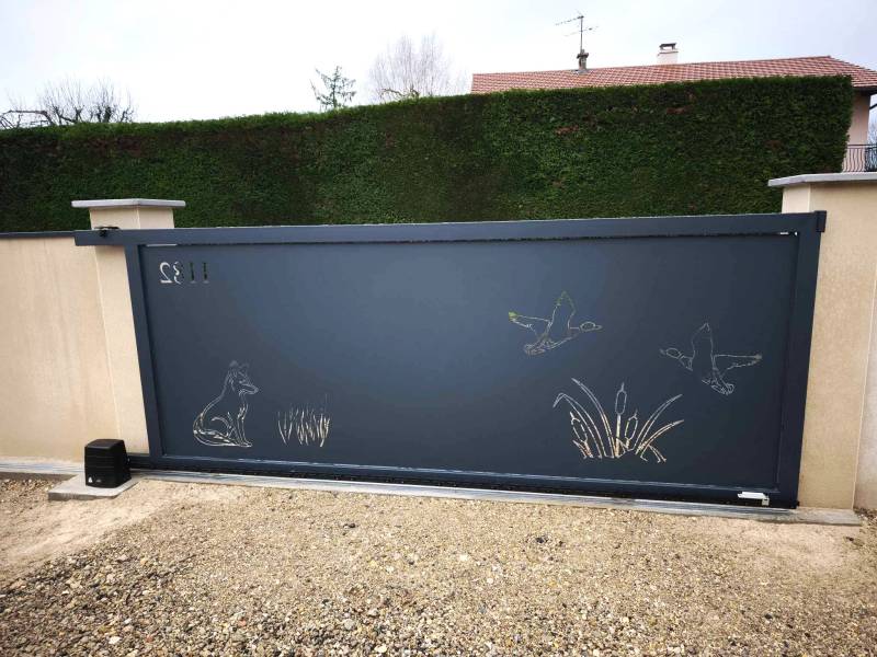 Fabrication et pose d'un portail coulissant sur mesure avec découpe laser style nature sur la commune de Dompierre sur Veyle proche de Bourg en Bresse