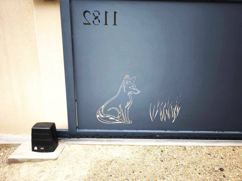 Fabrication et pose d'un portail coulissant sur mesure avec découpe laser style nature sur la commune de Dompierre sur Veyle proche de Bourg en Bresse