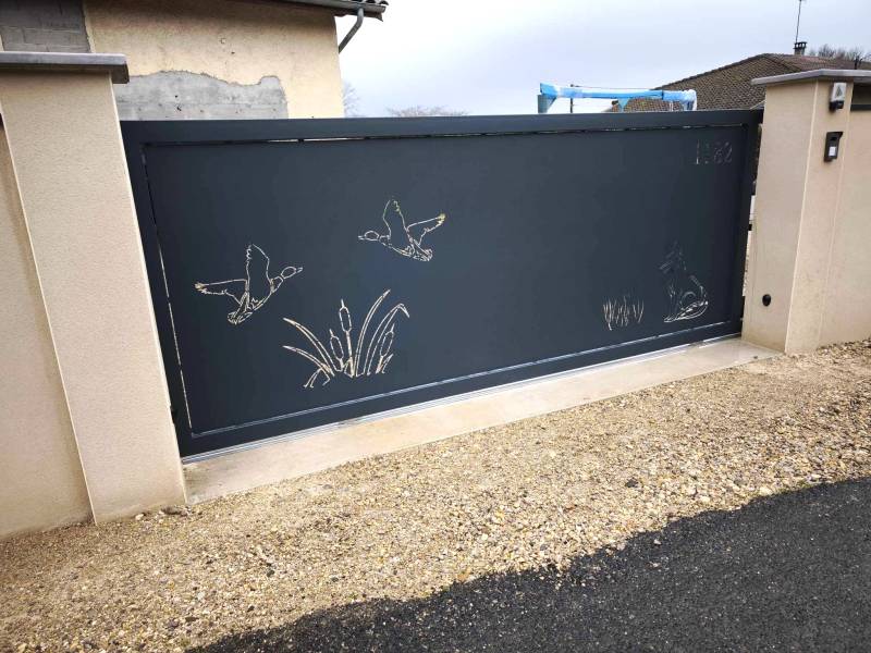 Fabrication et pose d'un portail coulissant sur mesure avec découpe laser style nature sur la commune de Dompierre sur Veyle proche de Bourg en Bresse