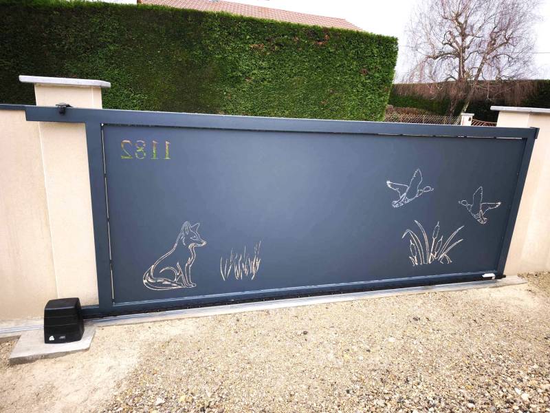 Fabrication et pose d'un portail coulissant sur mesure avec découpe laser style nature sur la commune de Dompierre sur Veyle proche de Bourg en Bresse