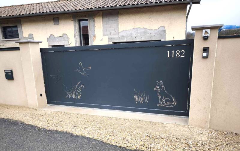 Fabrication et pose d'un portail coulissant sur mesure avec découpe laser style nature sur la commune de Dompierre sur Veyle proche de Bourg en Bresse