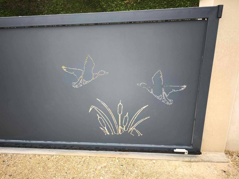 Fabrication et pose d'un portail coulissant sur mesure avec découpe laser style nature sur la commune de Dompierre sur Veyle proche de Bourg en Bresse