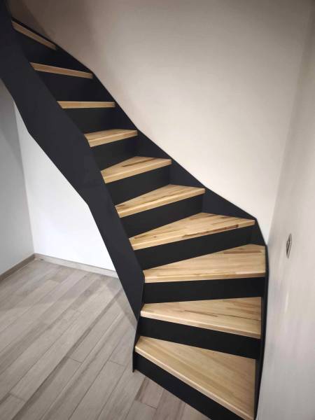 Fabrication et pose d'un escalier quart tournant limon latéraux acier + bois sur la commune de Meximieux 01800