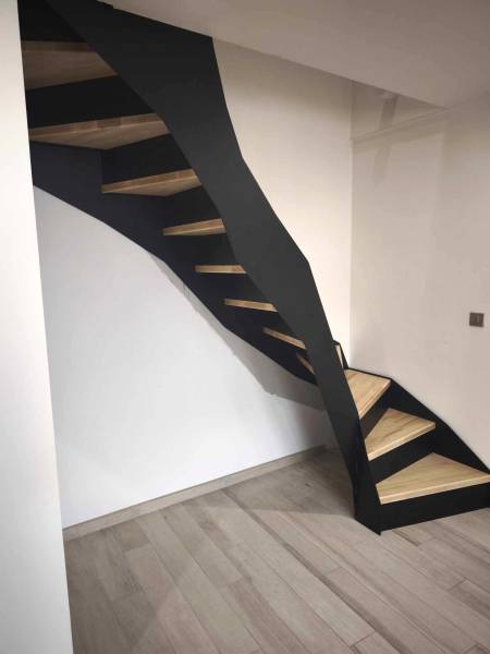 Fabrication et pose d'un escalier quart tournant limon latéraux acier + bois sur la commune de Meximieux 01800