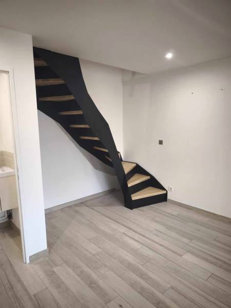 Fabrication et pose d'un escalier quart tournant limon latéraux acier + bois sur la commune de Meximieux 01800