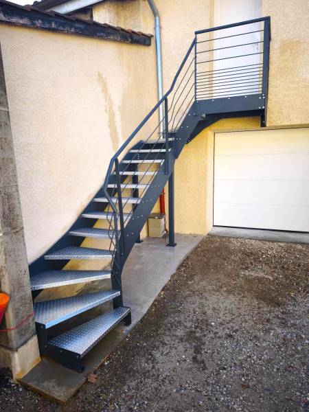 Escalier double quart tournant acier, double teinte sur la région Rhône-Alpes proche Saint-André-de-Corcy 01390