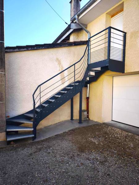 Escalier double quart tournant acier, double teinte sur la région Rhône-Alpes proche Saint-André-de-Corcy 01390
