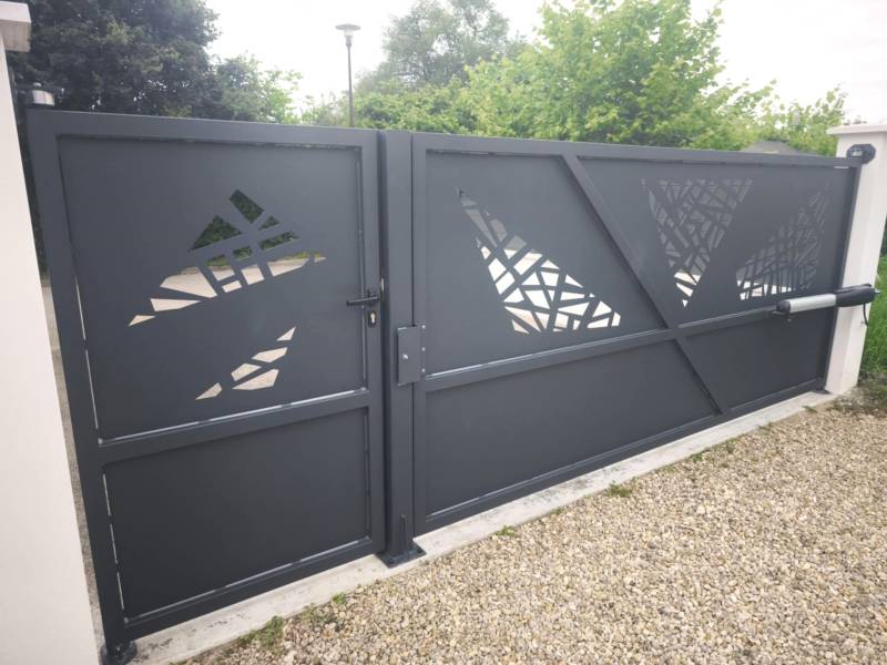 Portail sur mesure acier sur la commune de Chalamont 01320 Rhône-Alpes, Villars-Les-Dombes