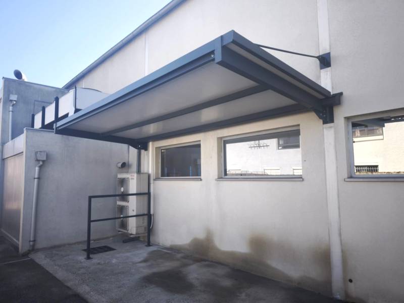 Création d’un auvent sur mesure en acier pour vélos à Décines-Charpieu 69150 – Métallerie Steel Fermeture