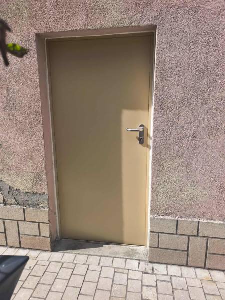 Remplacement d’une porte de service métallique à Saint-Symphorien-d’Ozon (69360) – Steel Fermeture