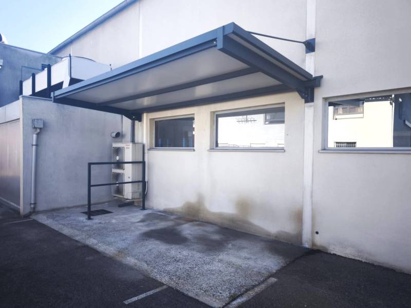 Création d’un auvent sur mesure en acier pour vélos à Décines-Charpieu 69150 – Métallerie Steel Fermeture