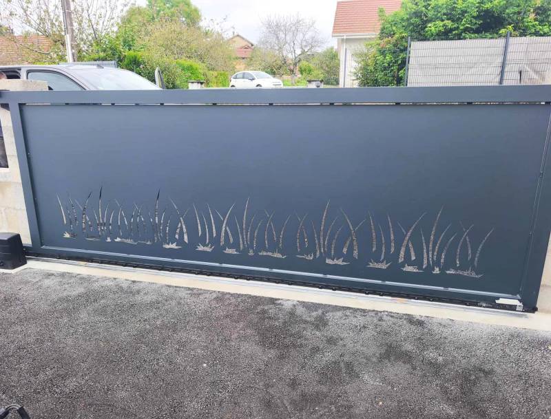 Installation d’un portail coulissant en acier avec découpe laser et motorisé à Parmilieu (38390) – Fabrication sur mesure à Meximieux