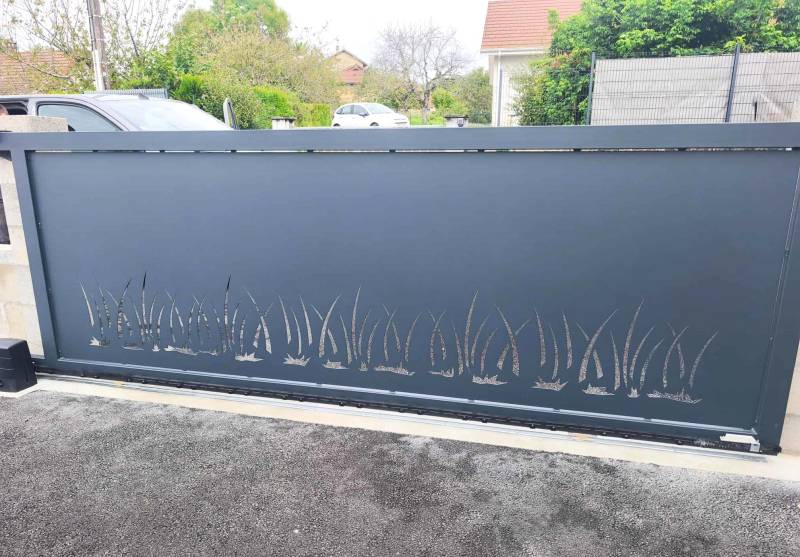 Installation d’un portail coulissant en acier avec découpe laser et motorisé à Parmilieu (38390) – Fabrication sur mesure à Meximieux