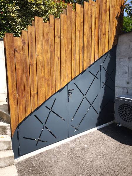 Cloison acier sur mesure avec découpe laser et ouvrants intégrés à Meximieux