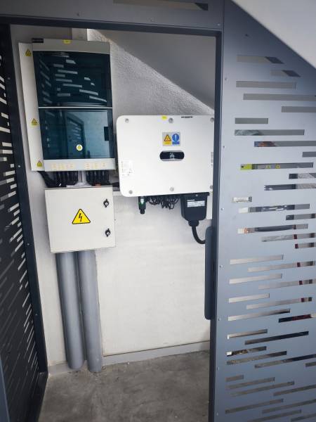 Cage en acier sur mesure sous escalier pour sécuriser une installation solaire – Projet à Saint-Symphorien-d’Ozon 69360