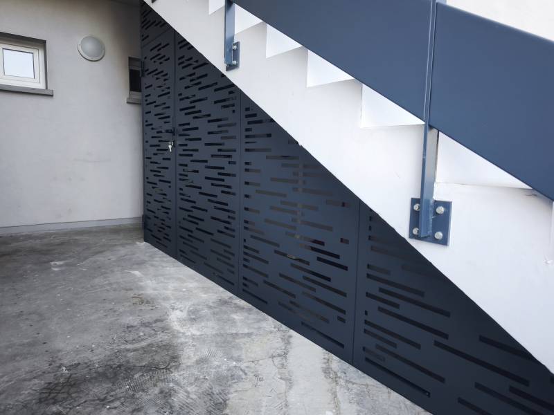 Cage en acier sur mesure sous escalier pour sécuriser une installation solaire – Projet à Saint-Symphorien-d’Ozon 69360