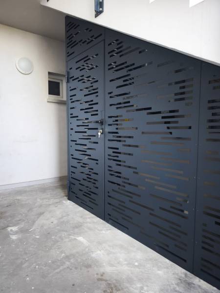 Cage en acier sur mesure sous escalier pour sécuriser une installation solaire – Projet à Saint-Symphorien-d’Ozon 69360