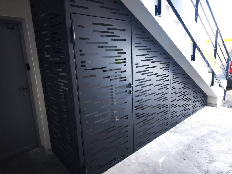 Cage en acier sur mesure sous escalier pour sécuriser une installation solaire – Projet à Saint-Symphorien-d’Ozon 69360