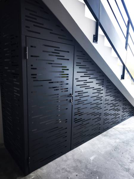 Cage en acier sur mesure sous escalier pour sécuriser une installation solaire – Projet à Saint-Symphorien-d’Ozon 69360