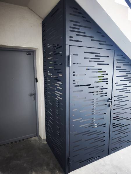 Cage en acier sur mesure sous escalier pour sécuriser une installation solaire – Projet à Saint-Symphorien-d’Ozon 69360