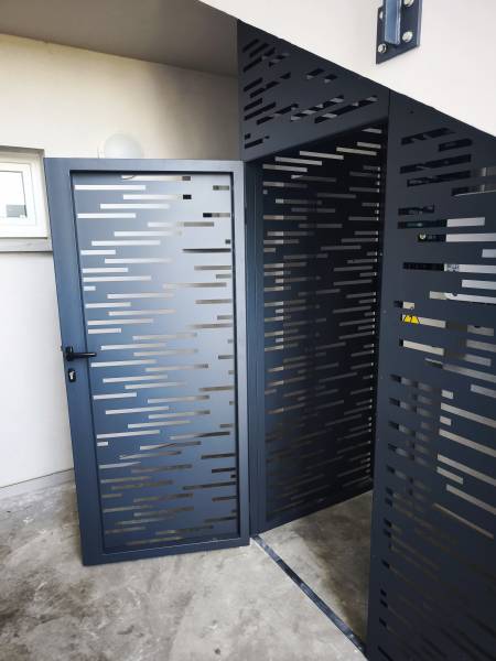 Cage en acier sur mesure sous escalier pour sécuriser une installation solaire – Projet à Saint-Symphorien-d’Ozon 69360