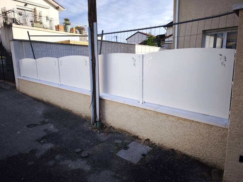 Brise vue cintré sur mesure sur la commune de Janneyrias 38280