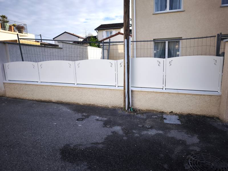 Brise vue cintré sur mesure sur la commune de Janneyrias 38280