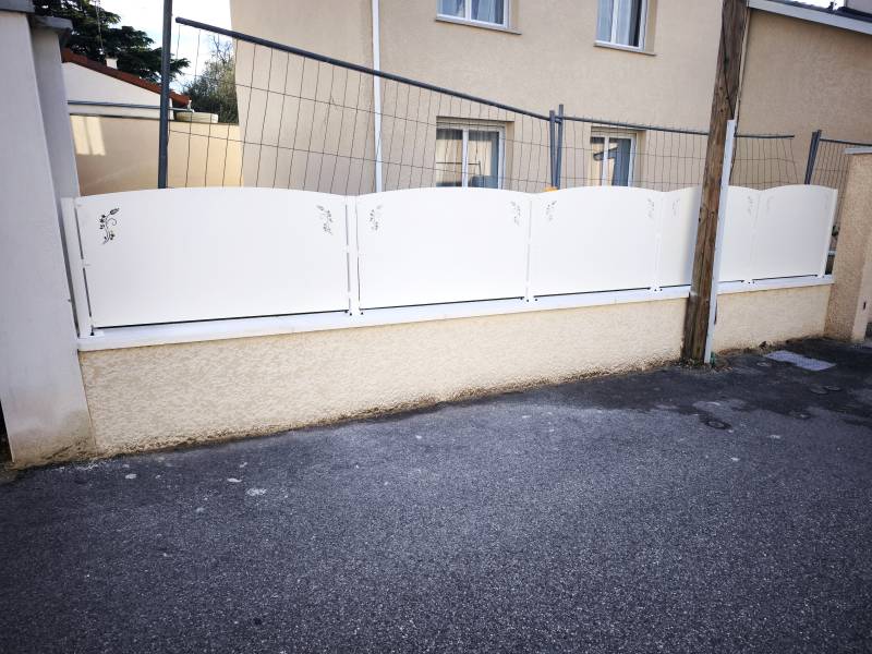 Brise vue cintré sur mesure sur la commune de Janneyrias 38280