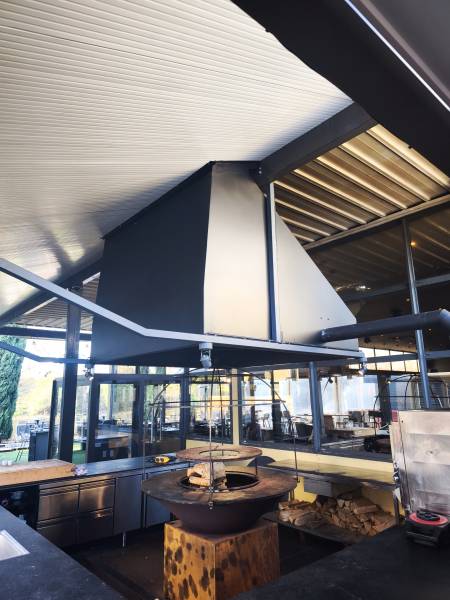 Fabrication sur mesure d'une hotte pour Brasero pour le restaurant le Red Garden à Villefranche -sur-Saône 69400
